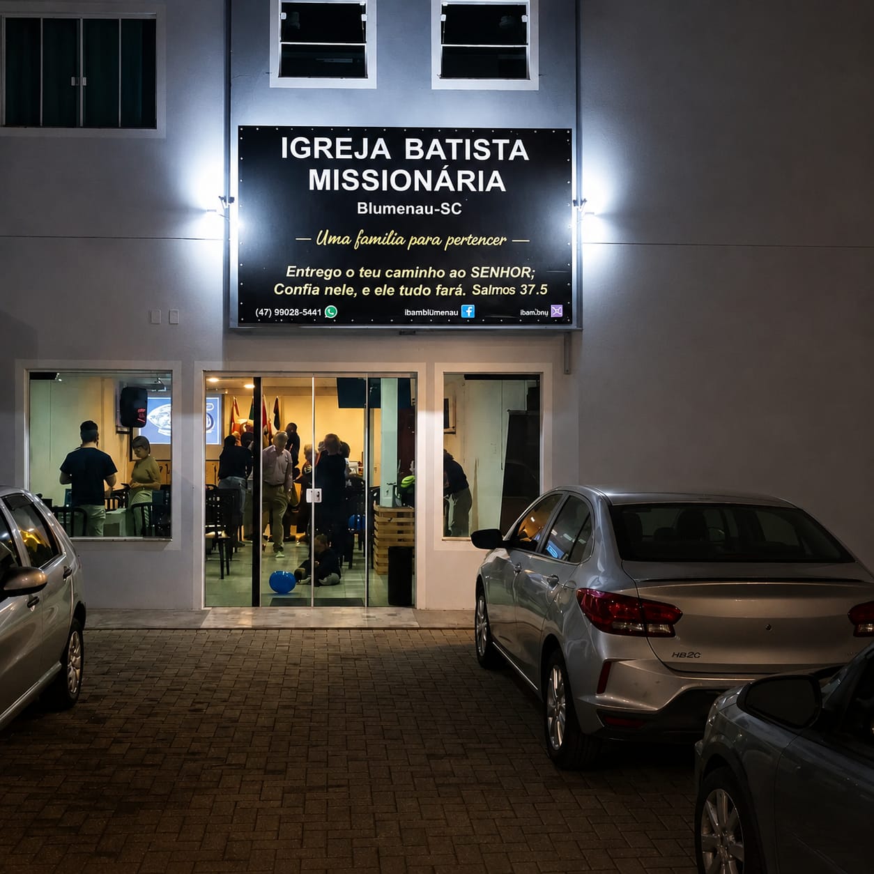 Congregação em adoração na Igreja Batista Missionária de Blumenau